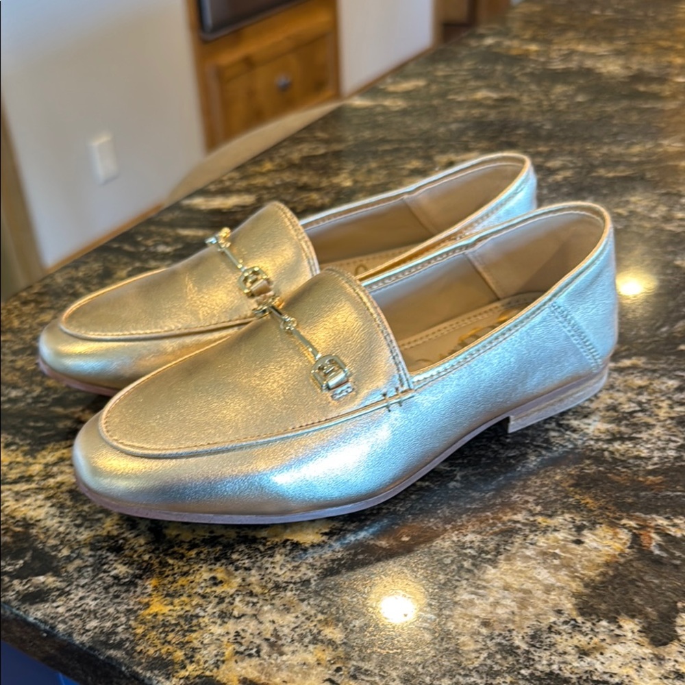 Girls dress shoes in gold. Sam Elderman size 4. Perfect condition.